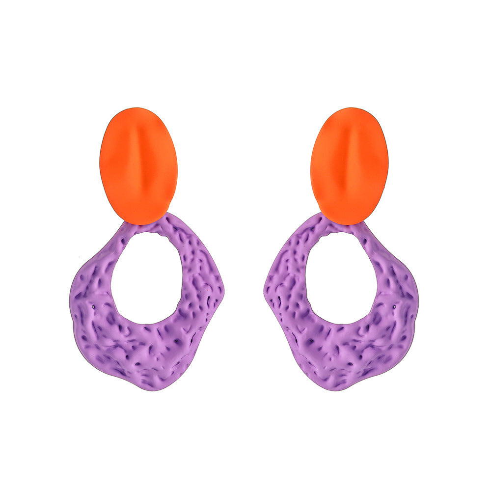 Color al por mayor Spray pintada Elipse Hollow Out Rock Texture Metal Pendientes